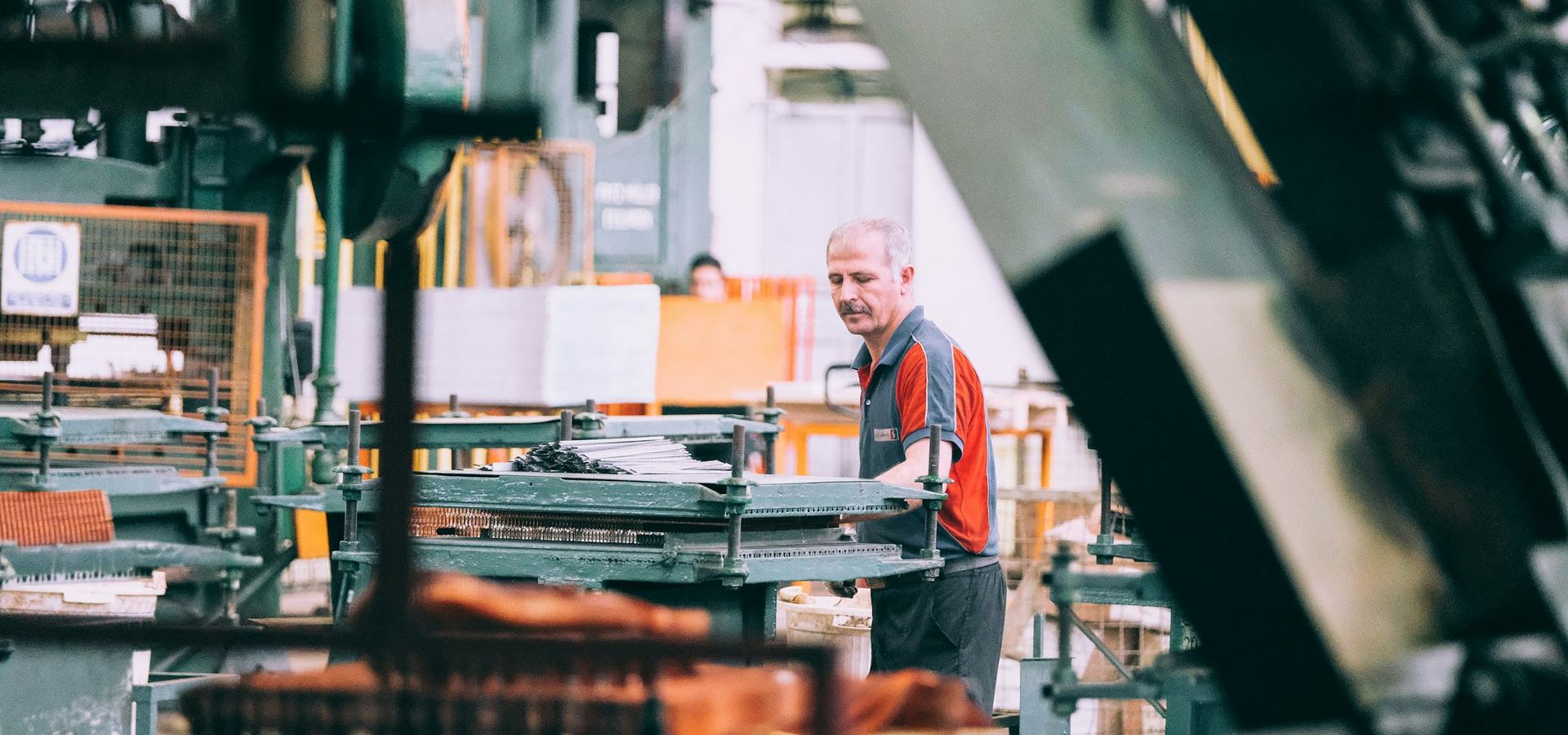 Colaborador trabalhando em ambiente industrial